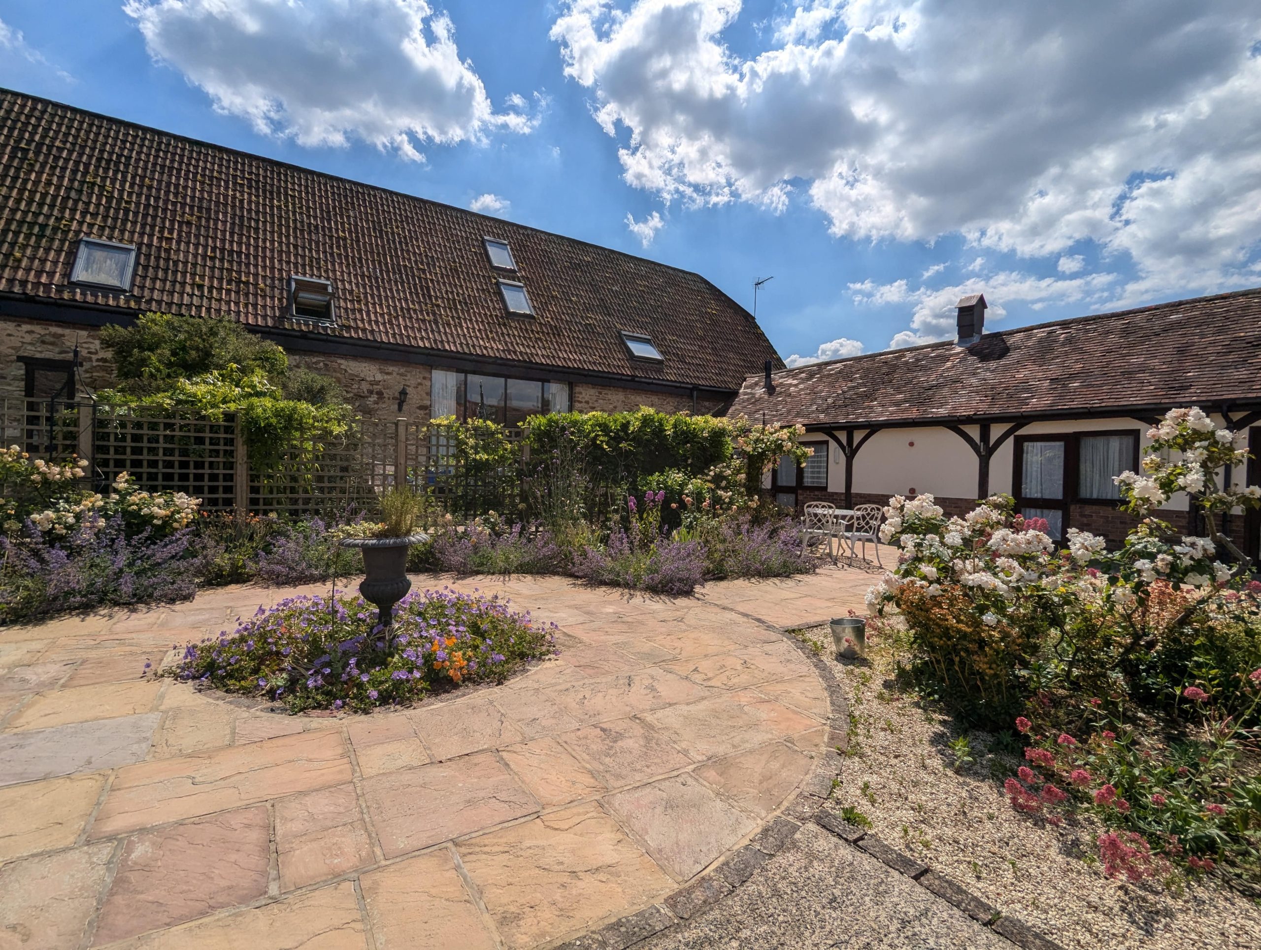 courtyard flowers kingfisher barn abingdon